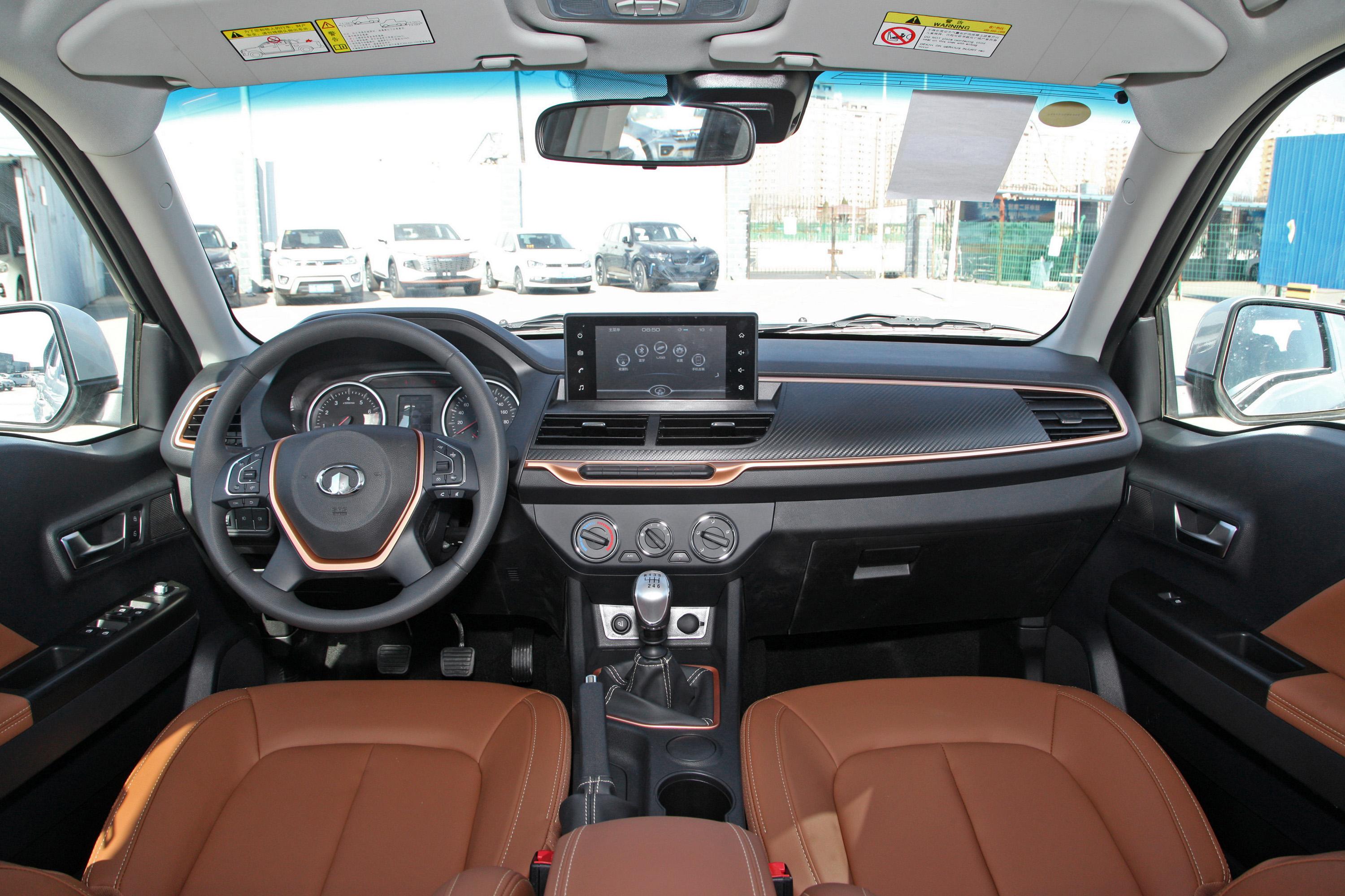 2022款 风骏7 2.0t 手动 两驱 大双 实用型 汽油内饰