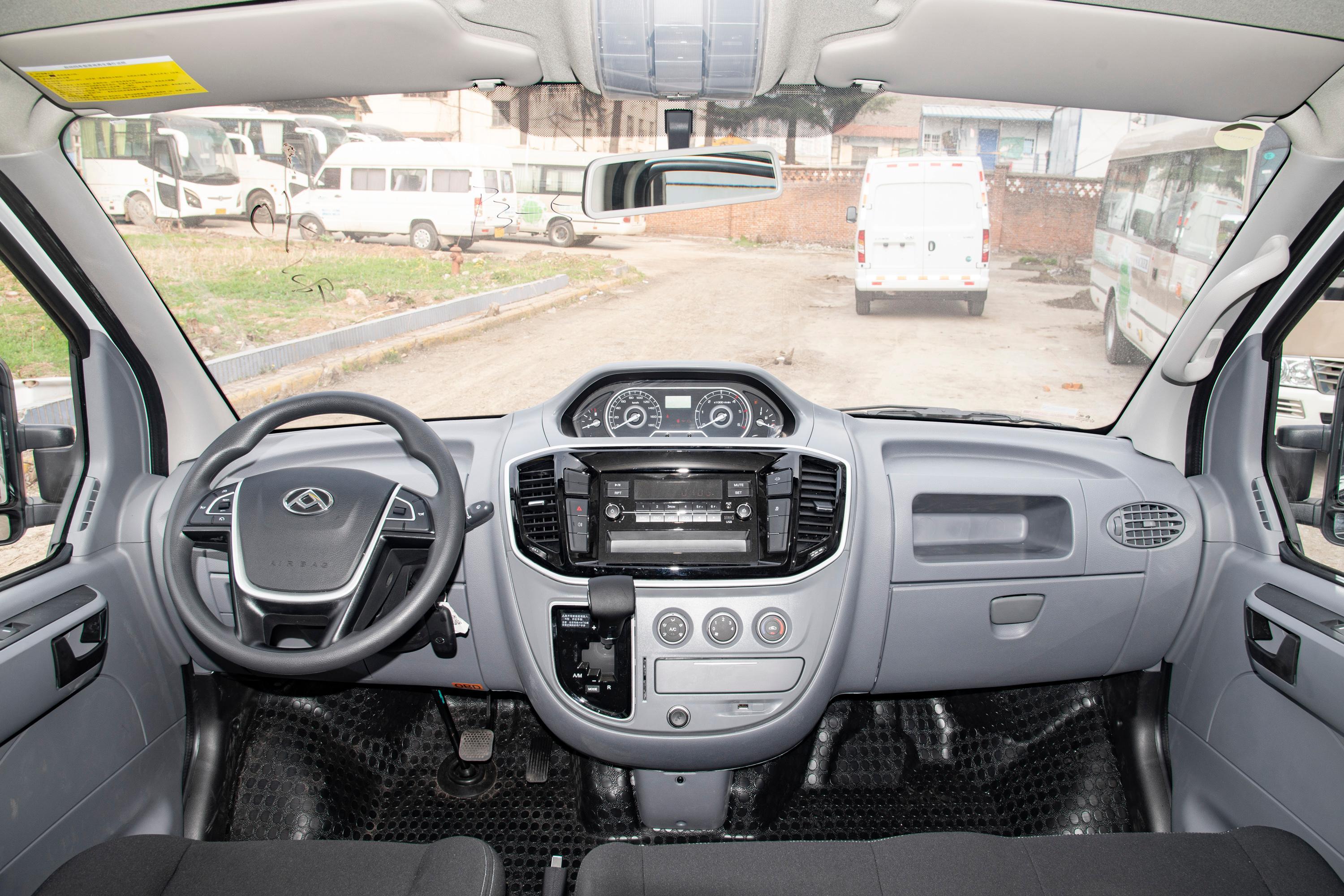 2021款 上汽大通maxus v80 傲运通 2.0t amt 短轴超低顶 5/6座内饰