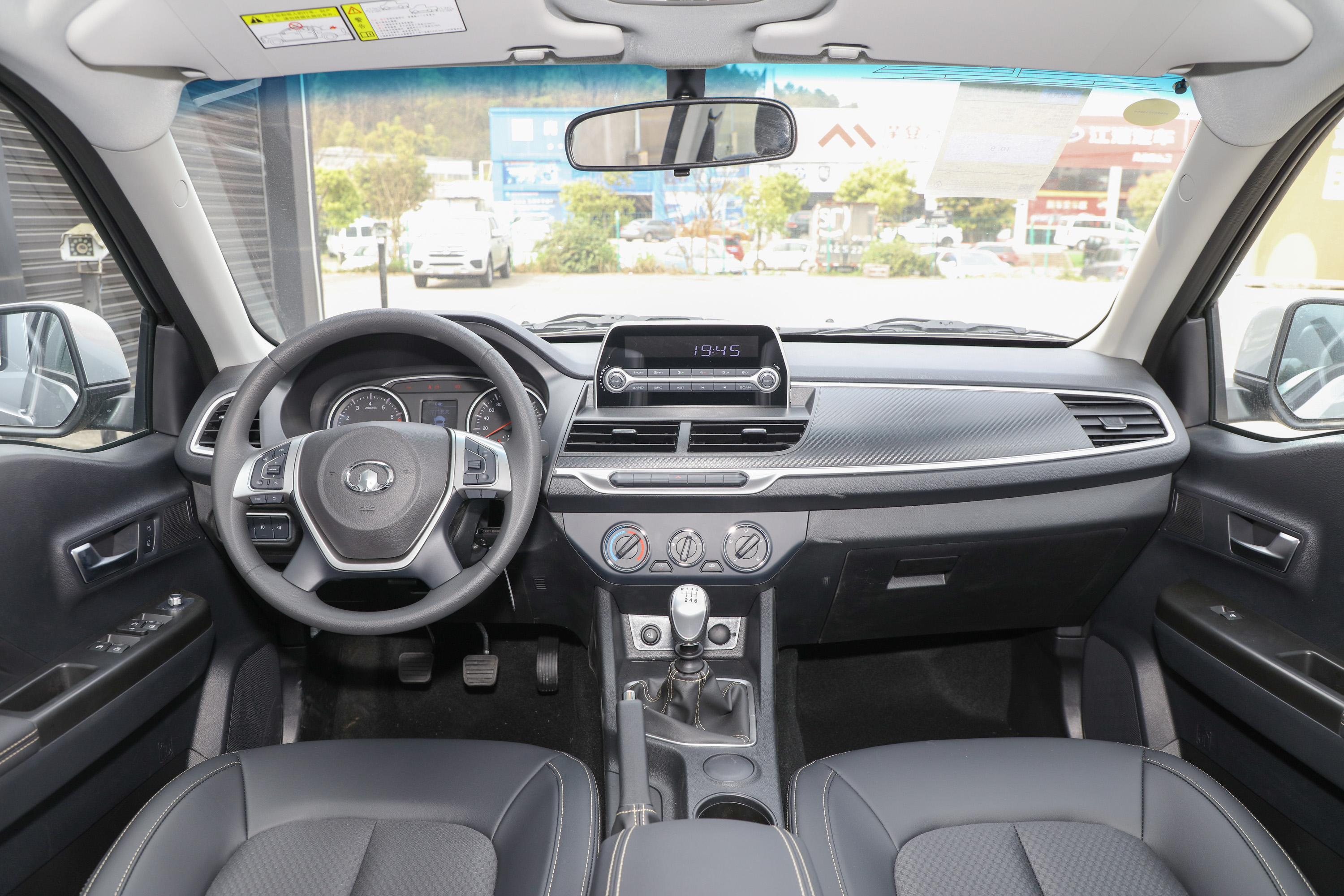 2022款 风骏7 2.0t 手动 两驱 大双 超值型 汽油内饰
