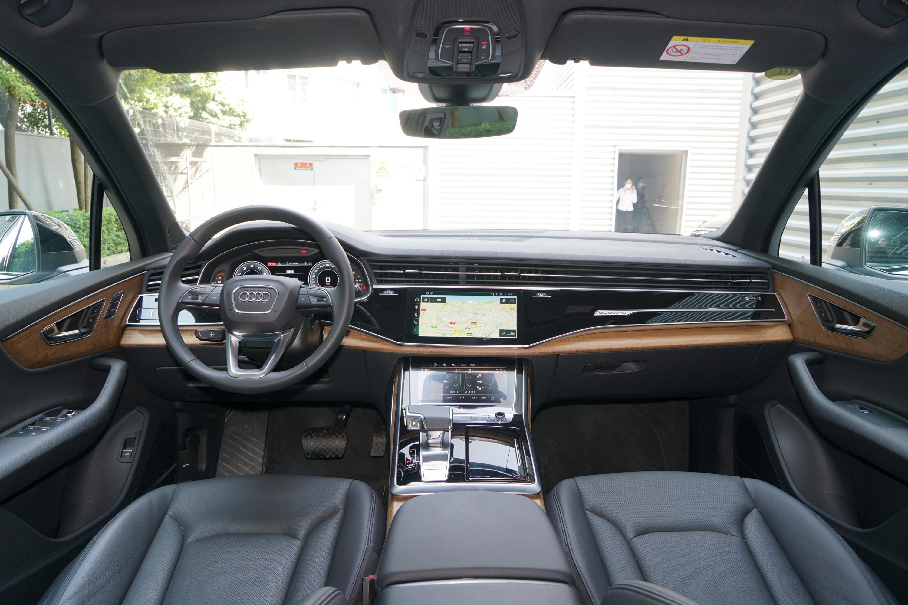 2022款 奥迪q7 55 tfsi quattro s line冰雪运动型内饰