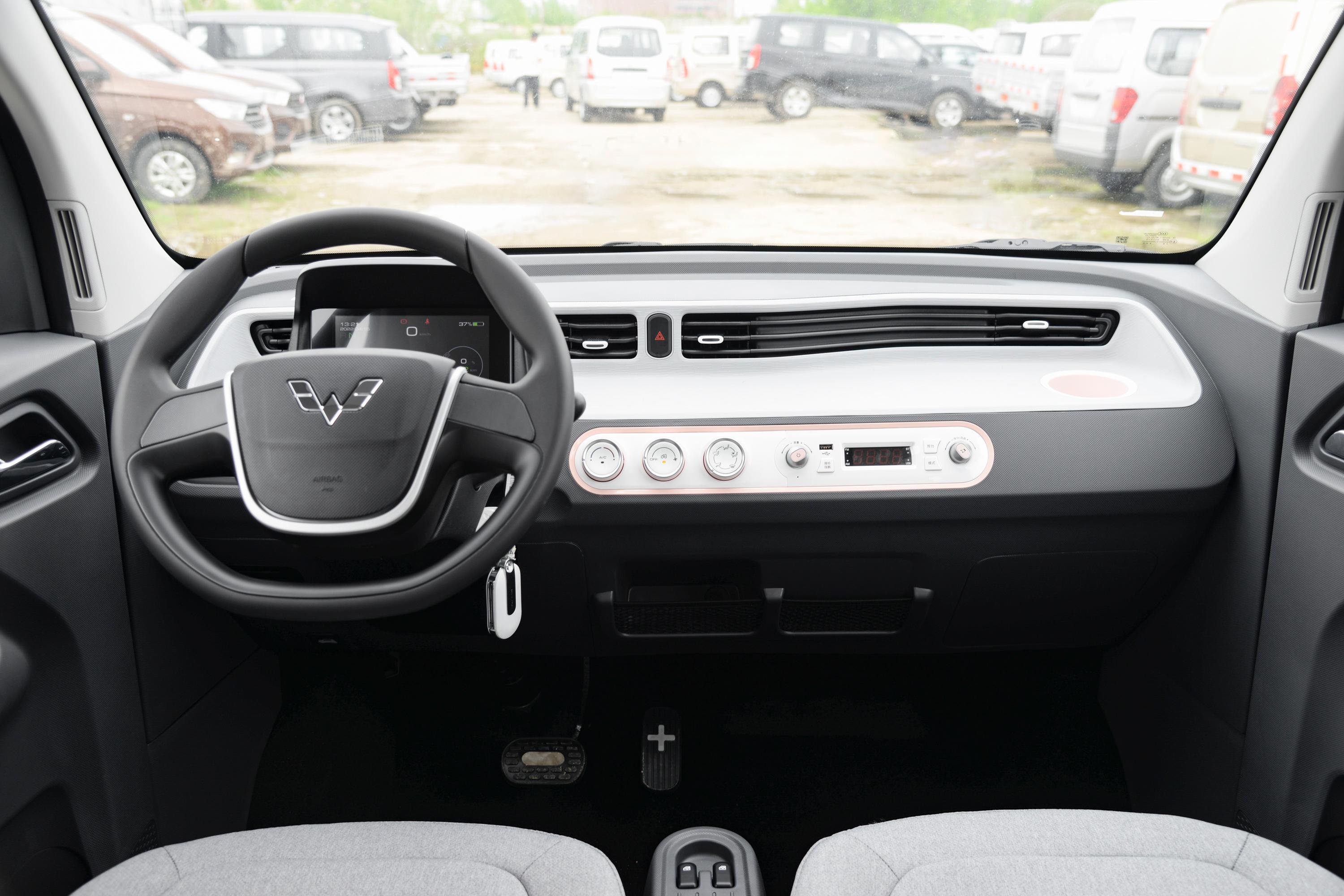 2022款 宏光miniev 马卡龙时尚款 120km 磷酸铁锂内饰