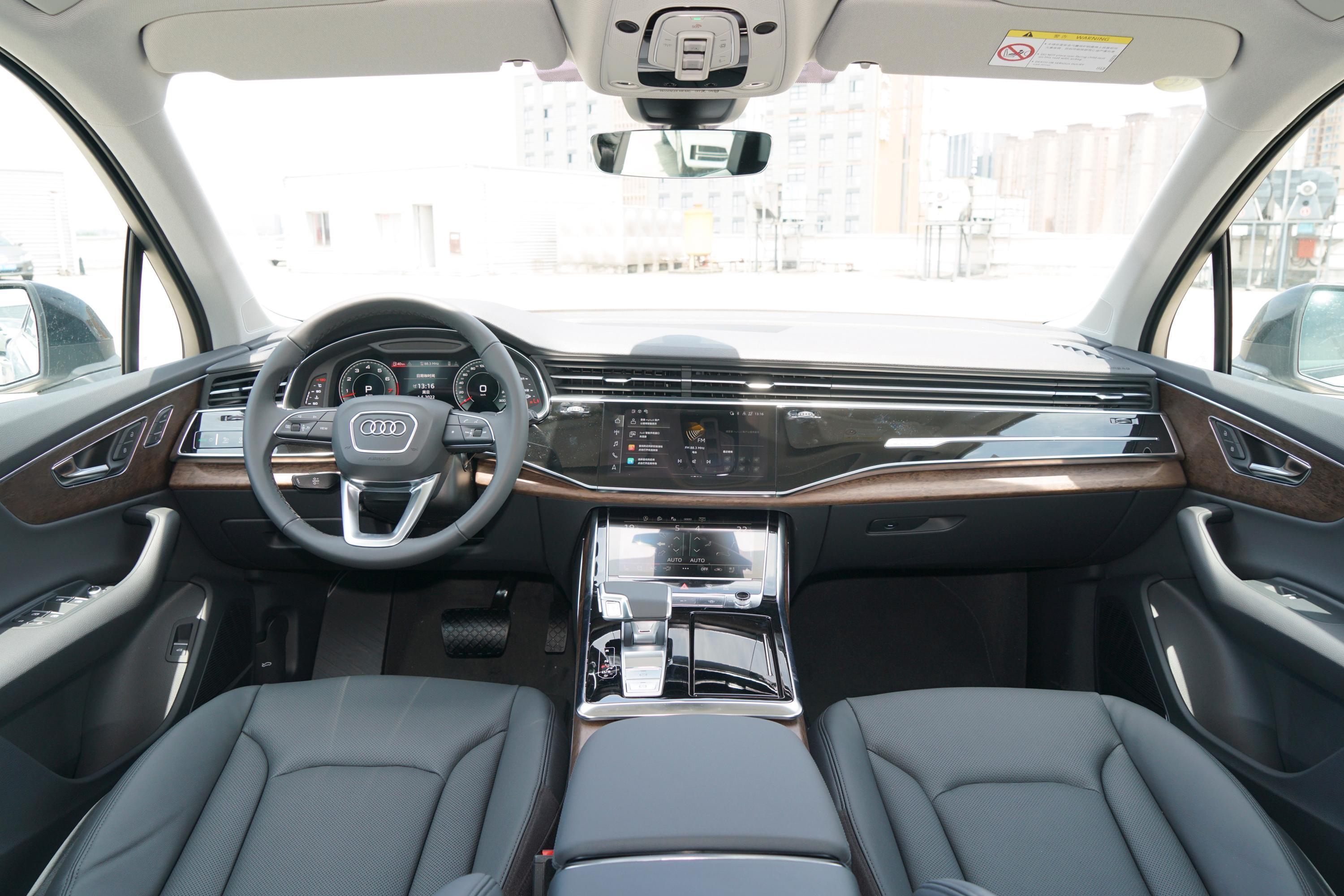 2022款 奥迪q7 55 tfsi quattro s line运动型内饰