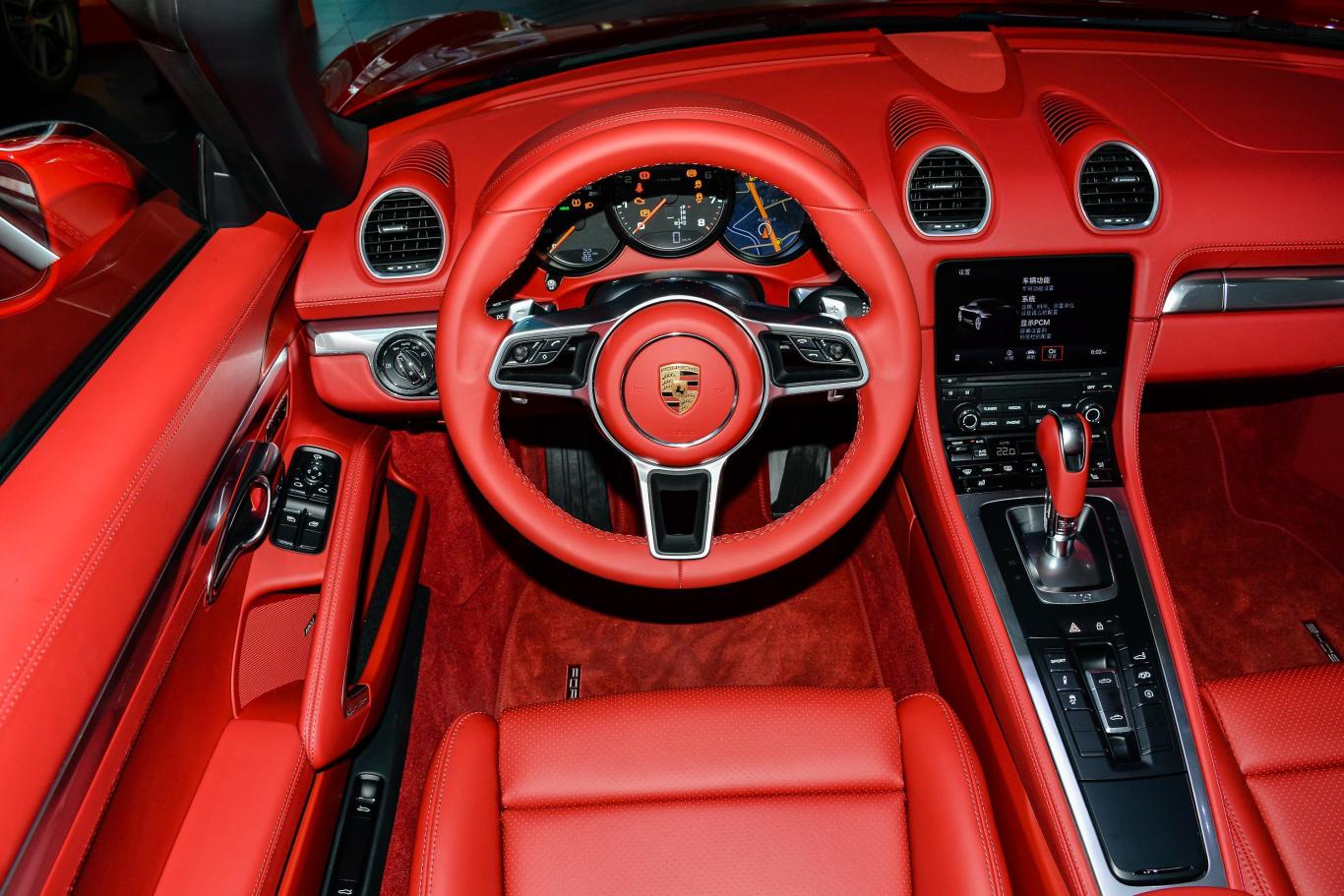 保时捷718boxster 2.0t驾驶位区域