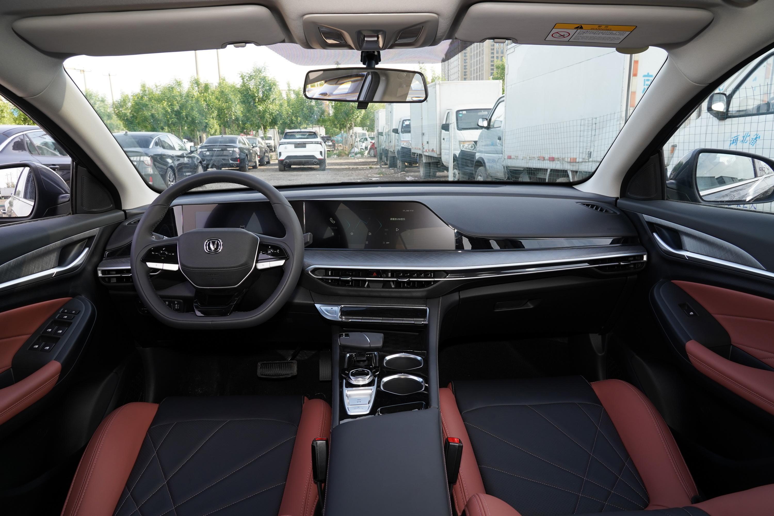 2022款 逸动 plus 蓝鲸ne 1.4t gdi 双离合尊贵版内饰