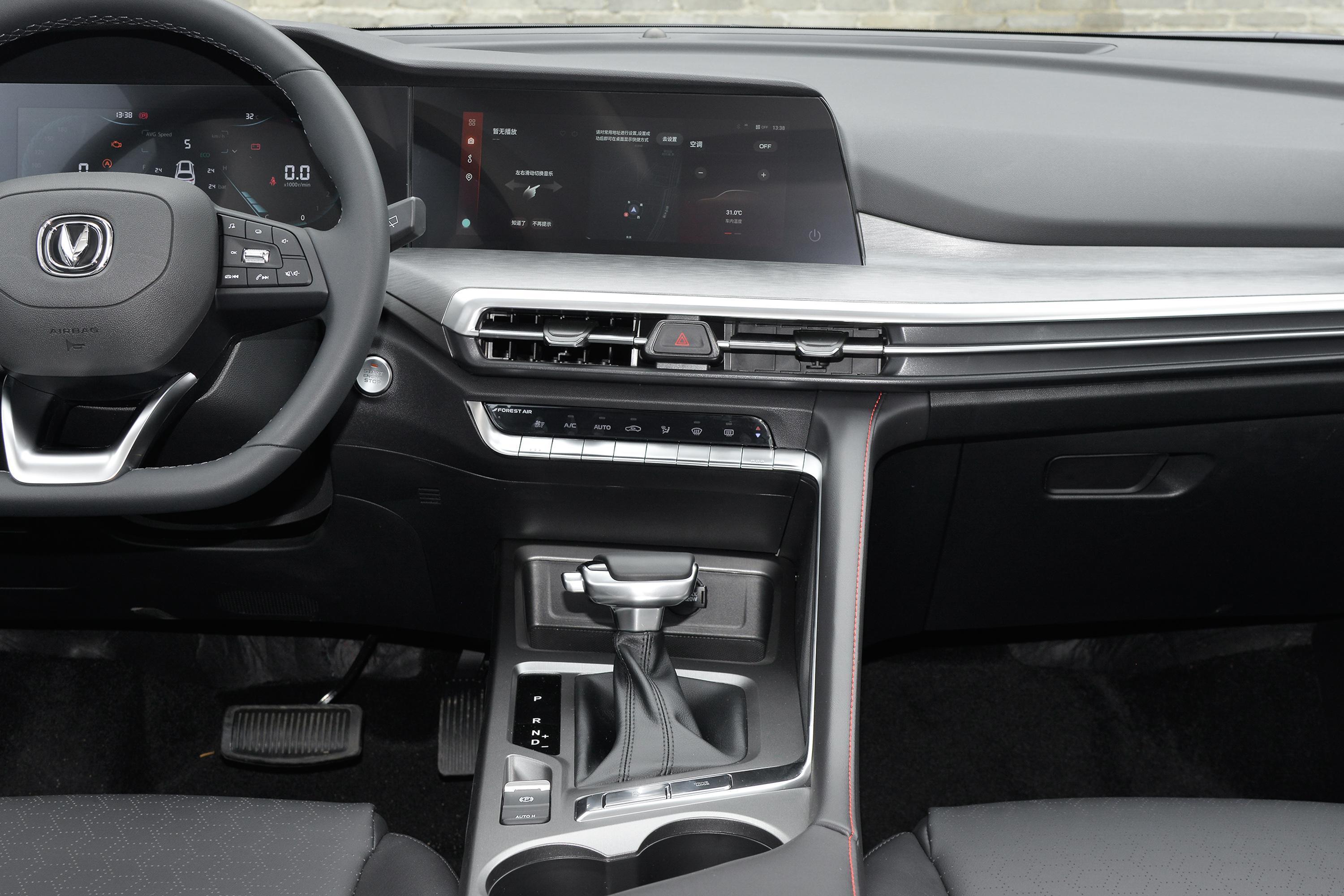 2022款 长安cs35plus 蓝鲸ne 1.4t 双离合 豪华型内饰