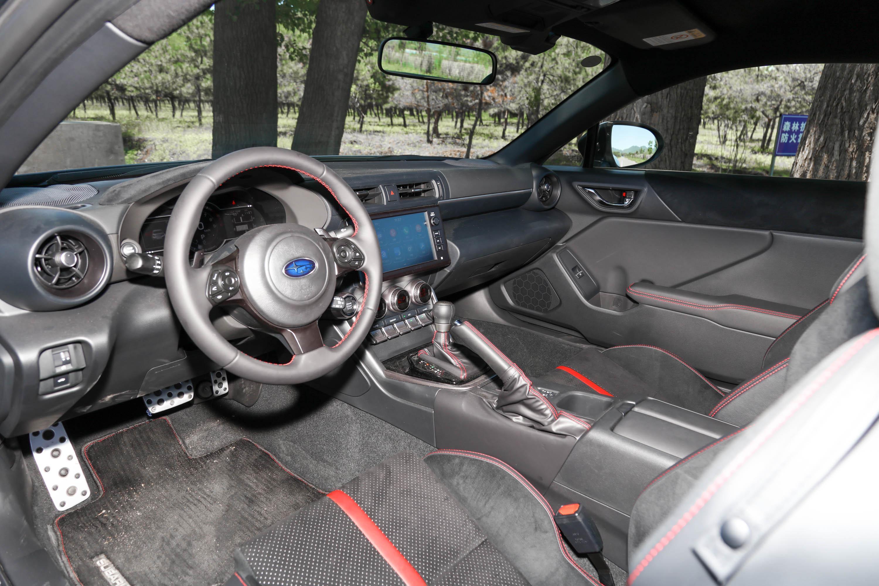 2022款 斯巴鲁brz 2.4l 自动版eyesight内饰