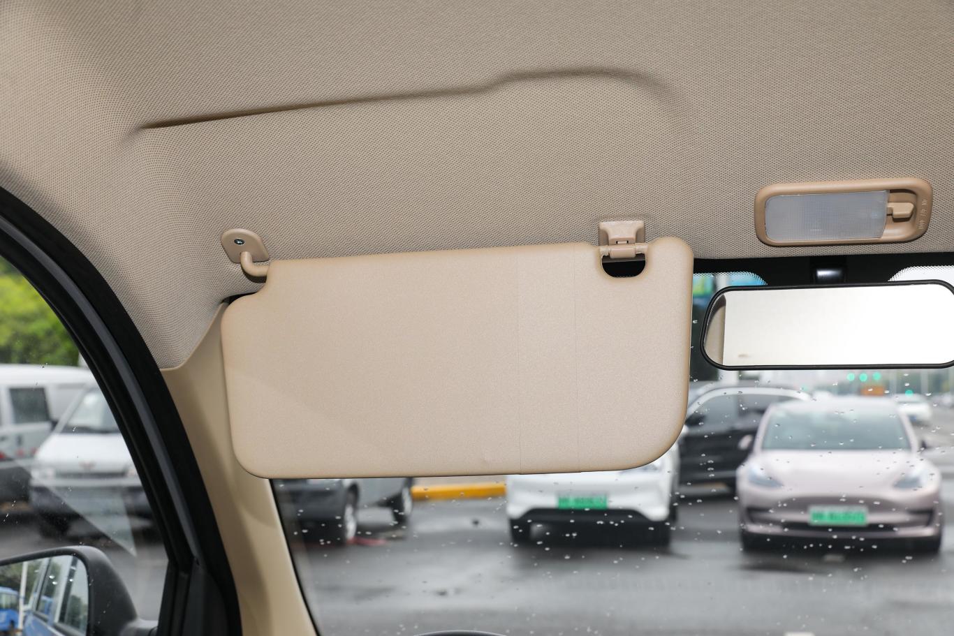 五菱宏光v1.5l 劲取版液压助力 7座驾驶位遮阳板