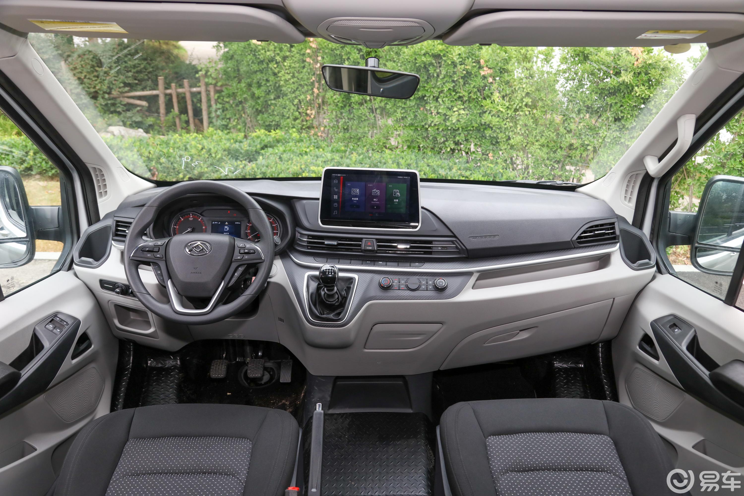 【上汽大通MAXUS V90智运王 2.0T 手动后驱后单胎短轴中顶 5/6座内饰全景正拍图片-汽车图片大全】-易车