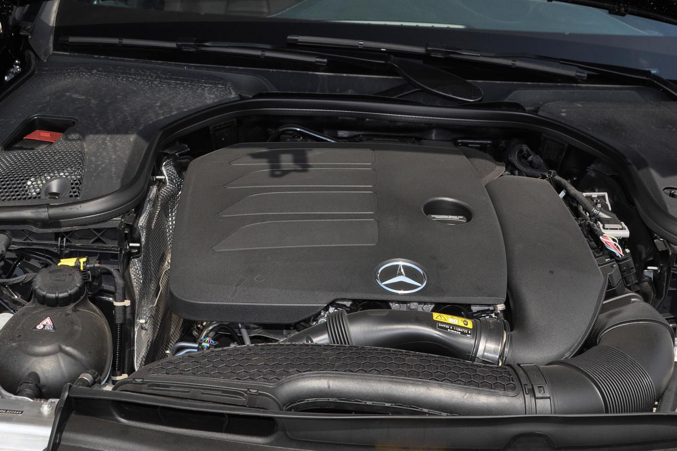 奔驰e级e 300 l 运动时尚型发动机/电机特写