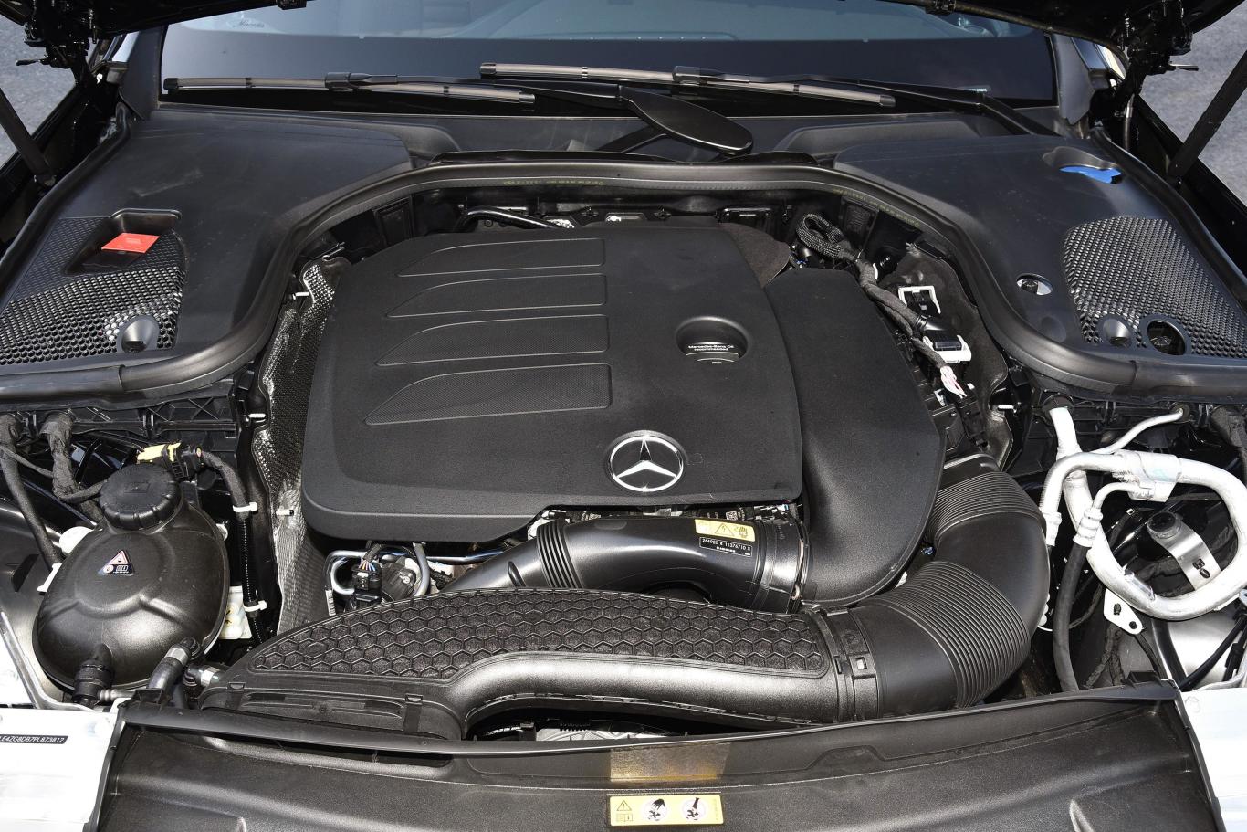 奔驰e级e 300 l 运动豪华型发动机/电机特写