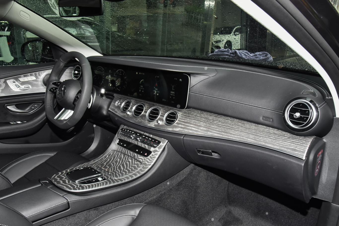 奔驰e级e 300 l 运动时尚型内饰全景副驾驶员方向