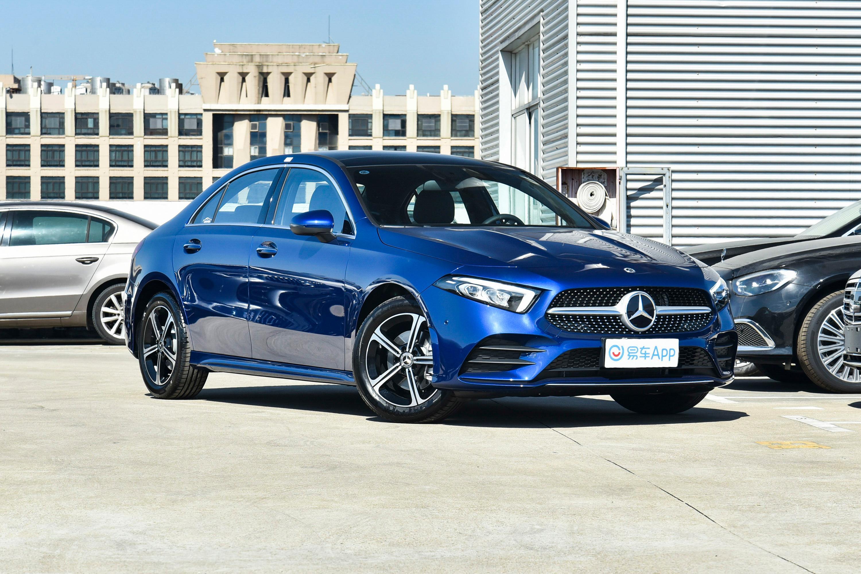 2023款 奔驰a级 a 200 l 运动轿车时尚型外观