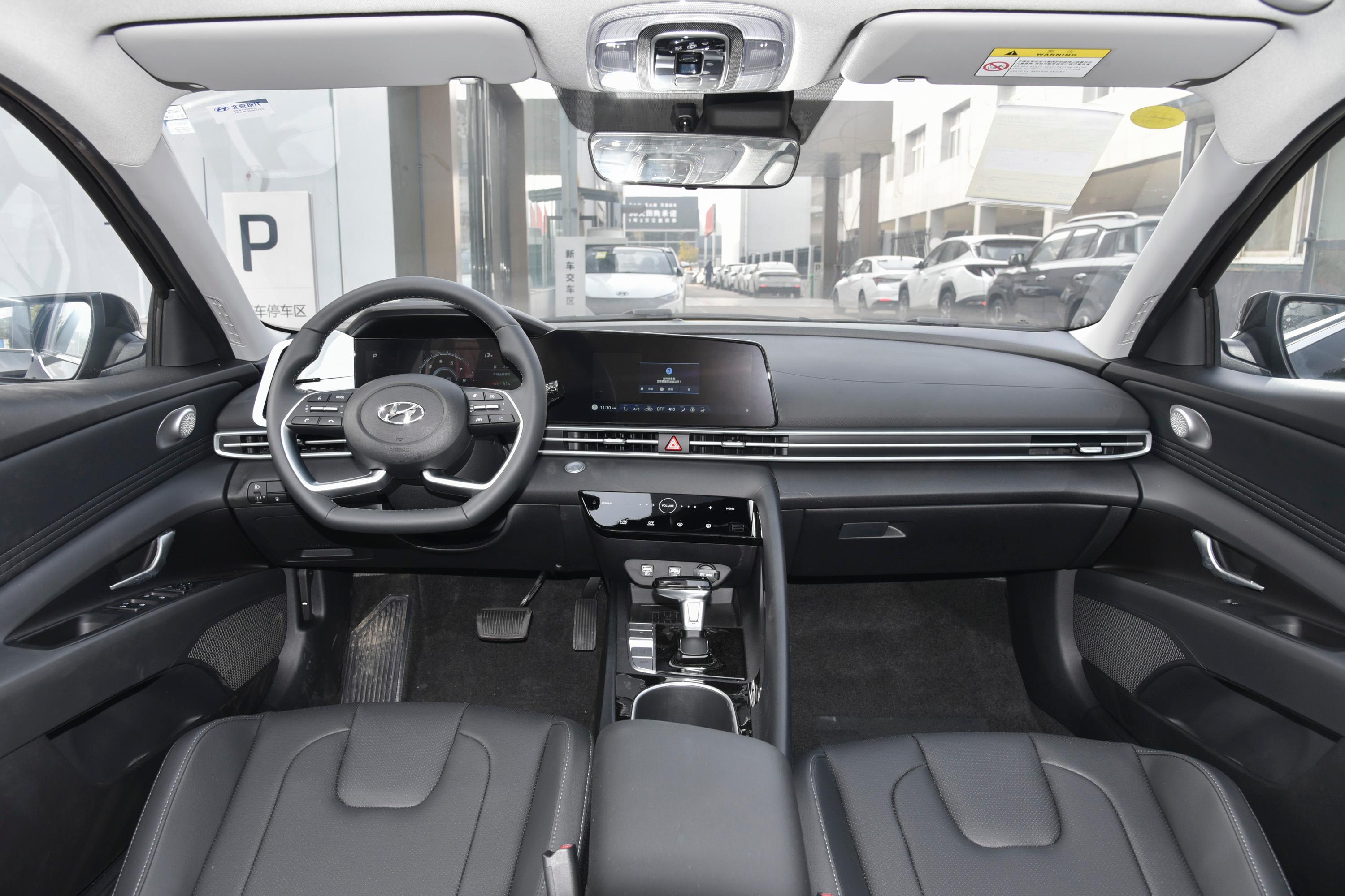 2022款 伊兰特 1.5l cvt尊贵版内饰