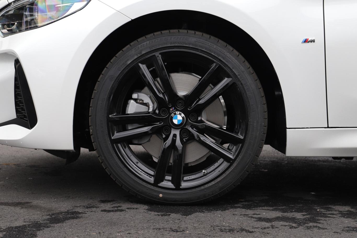 宝马1系125i m运动曜夜版前轮毂造型