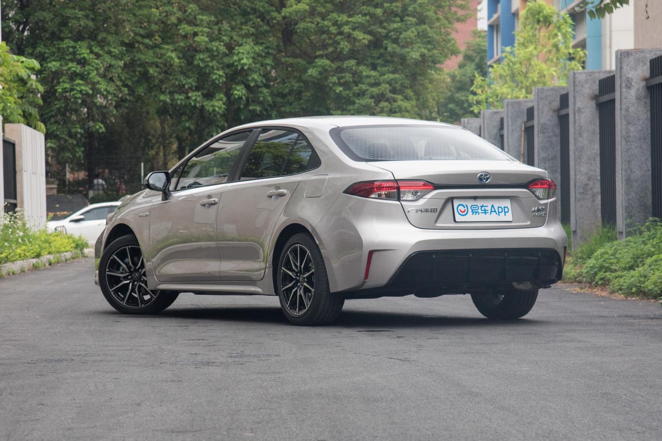 雷凌双擎 1.8l 运动版侧后45度车头向左水平