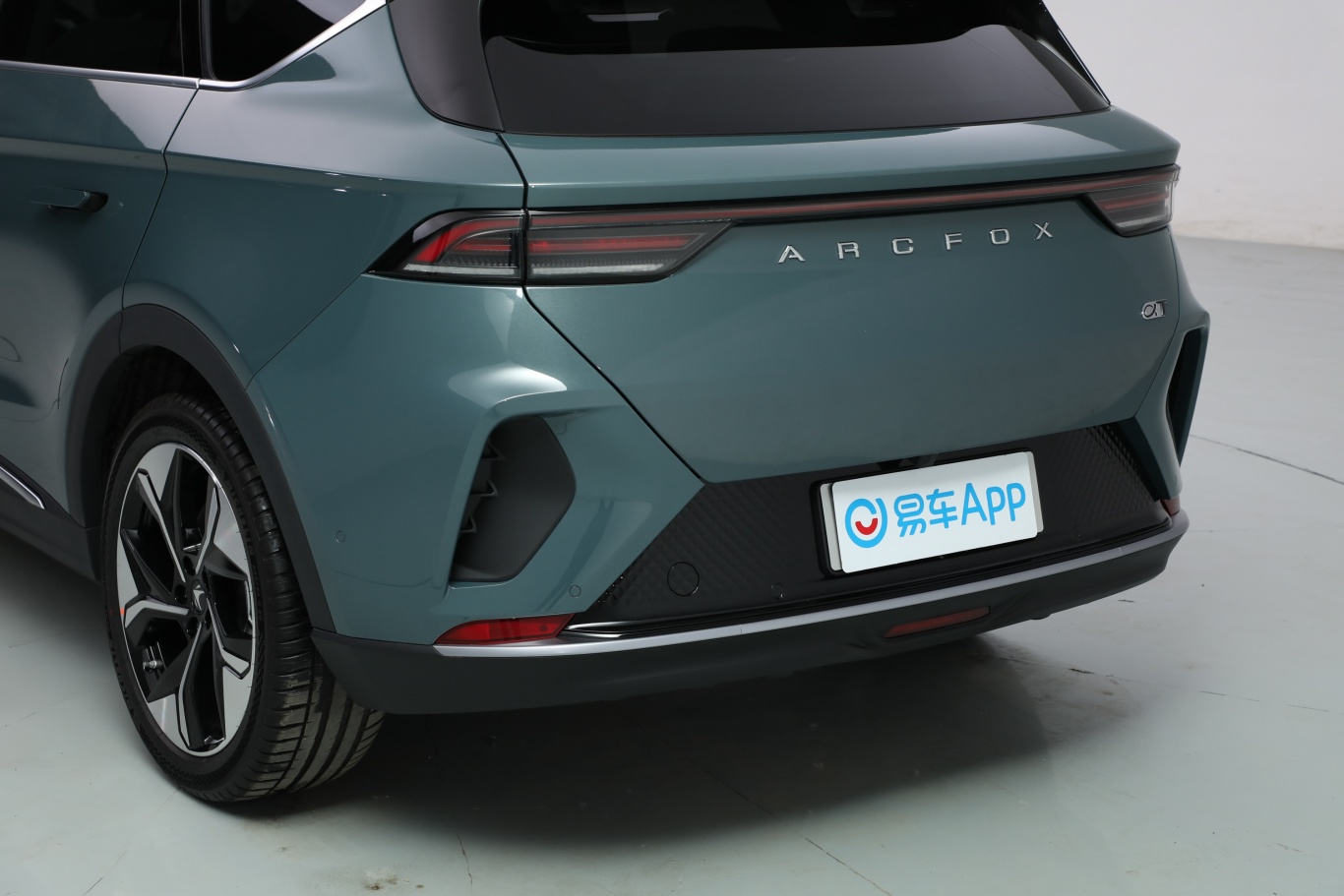 【极狐 阿尔法t森林版 688e  电机160kw车尾特写图片-汽车图片大全】