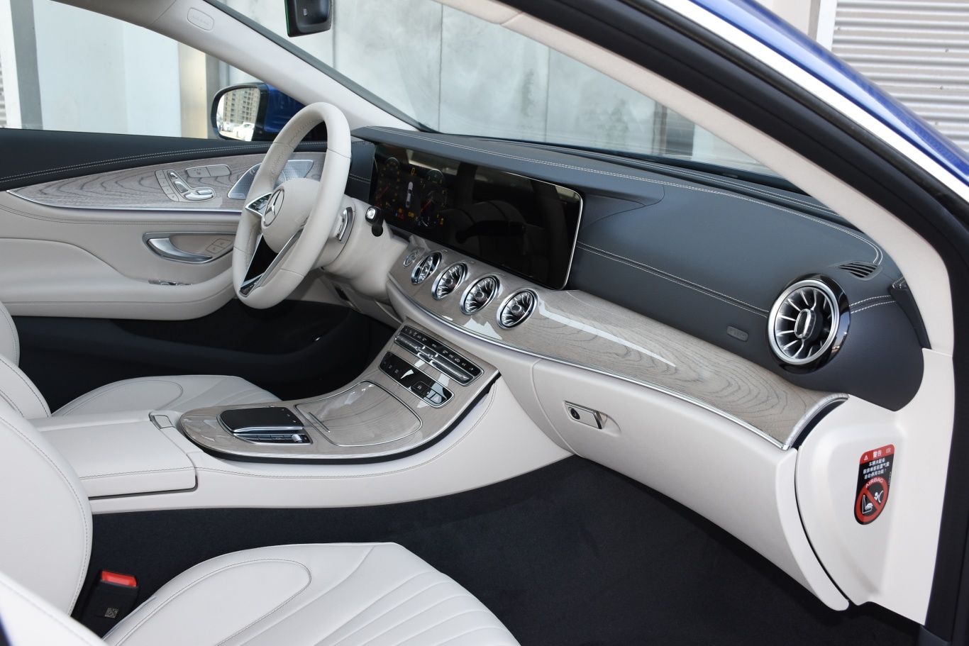 奔驰clscls 300 动感型内饰全景副驾方向