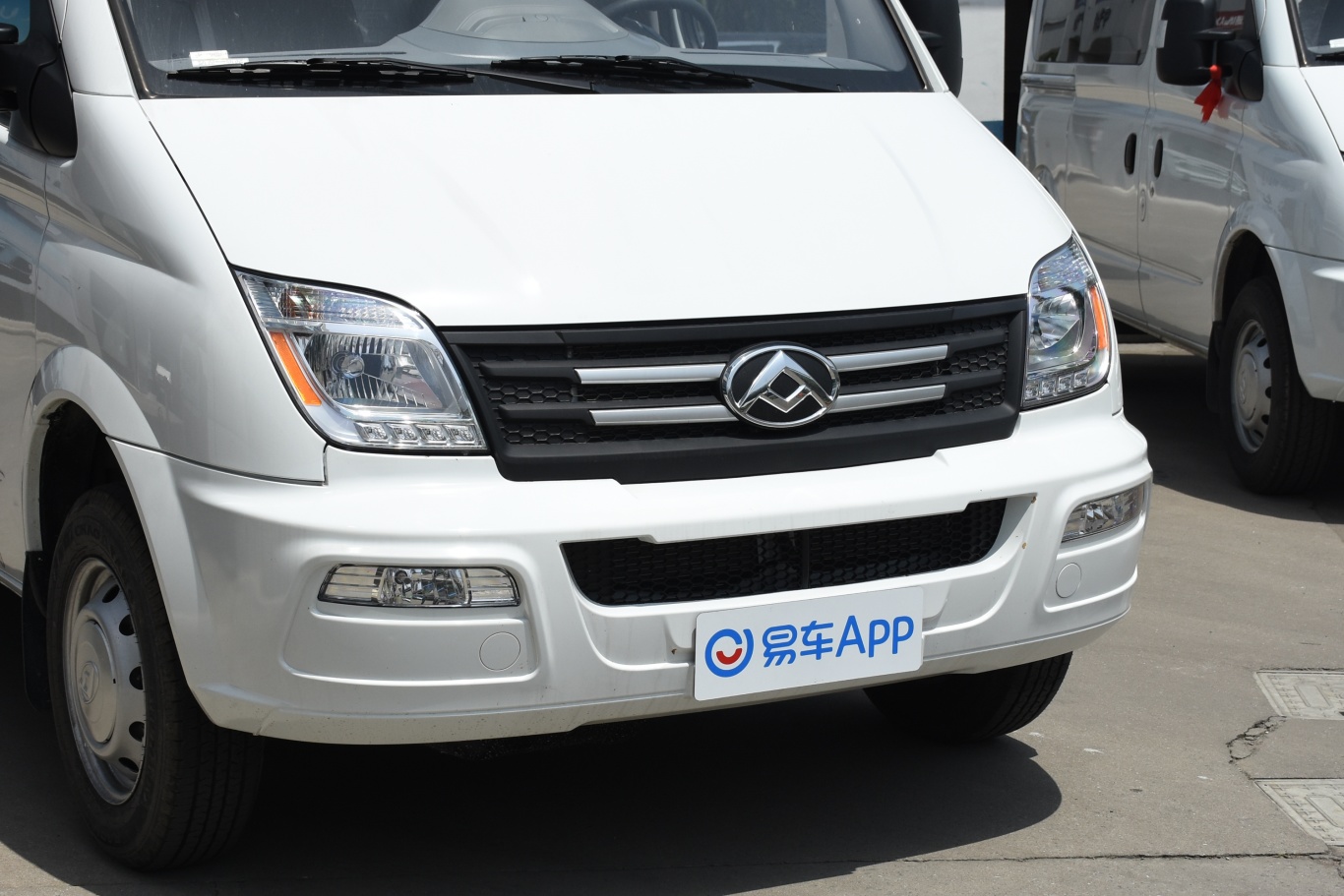 上汽大通maxus v80城配王 2.0t 手动长轴中顶 3座前格栅侧俯拍