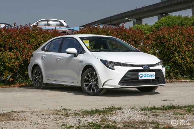 8l自然吸气发动机和第五代的智能电混双擎,百公里油耗能做到4个油每百