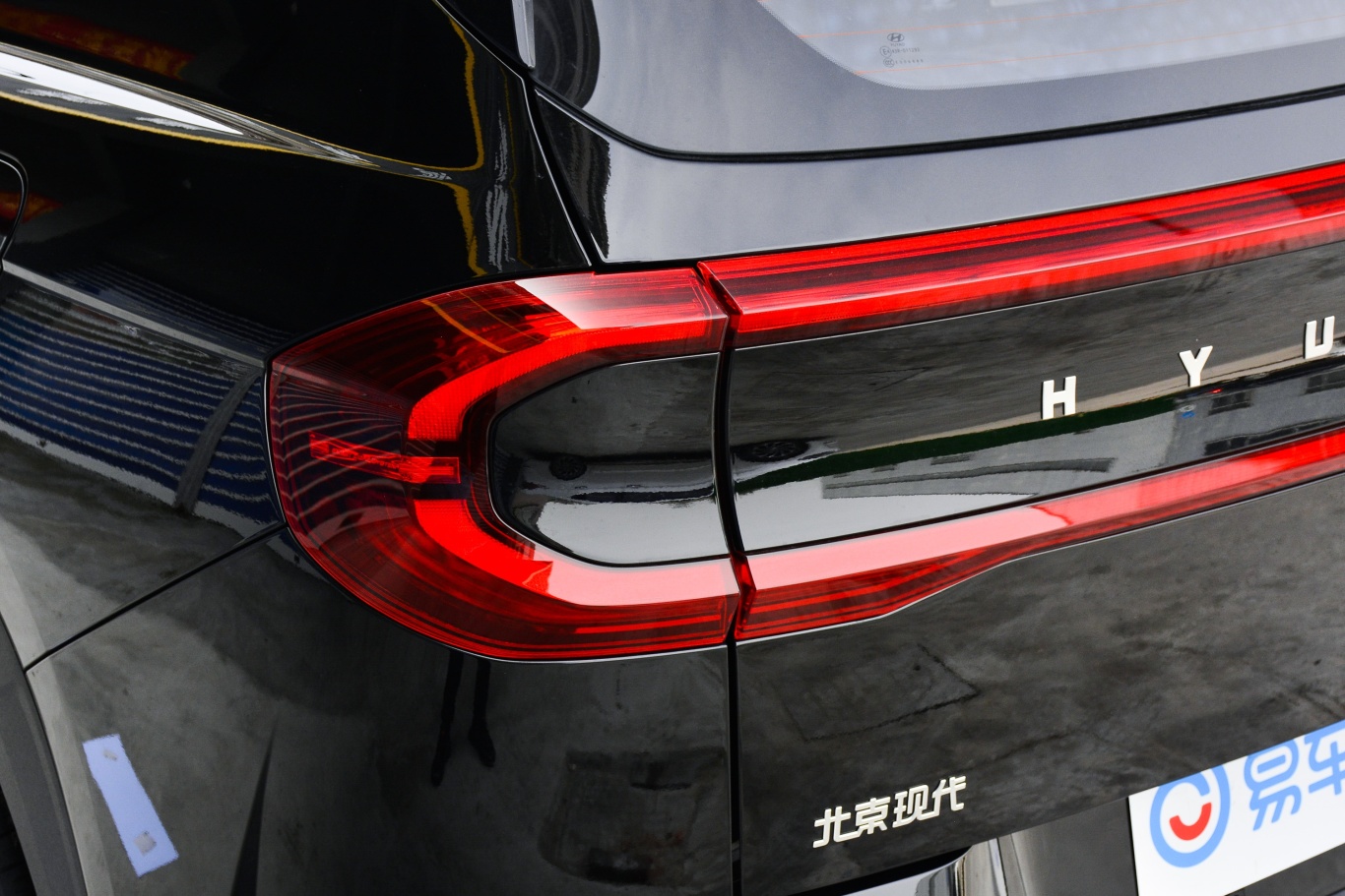 现代ix35沐飒 2.0l lux尊贵版尾灯侧45度俯拍