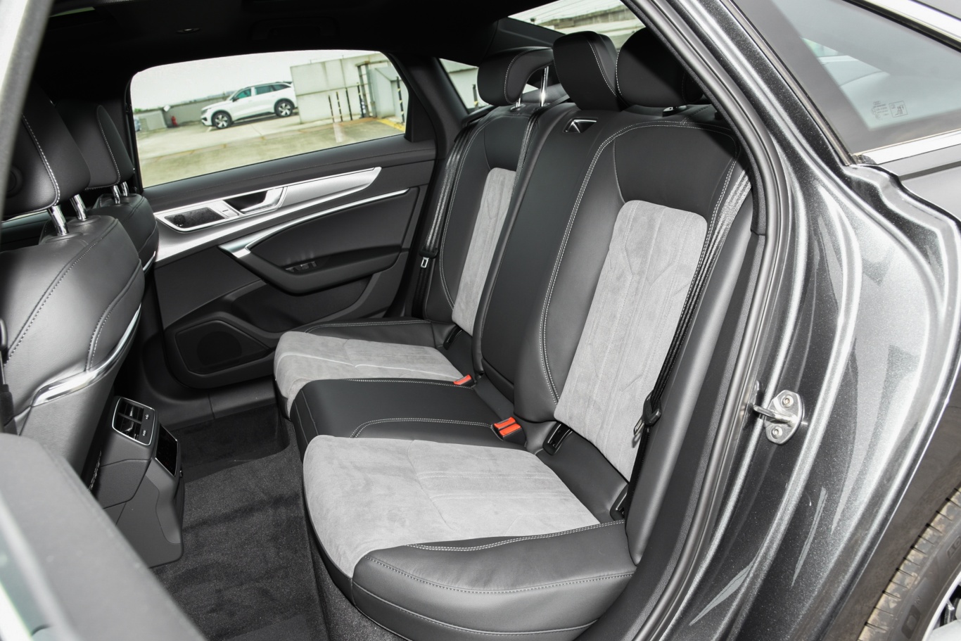 奥迪a6l改款 45 tfsi 臻选动感型后排座椅