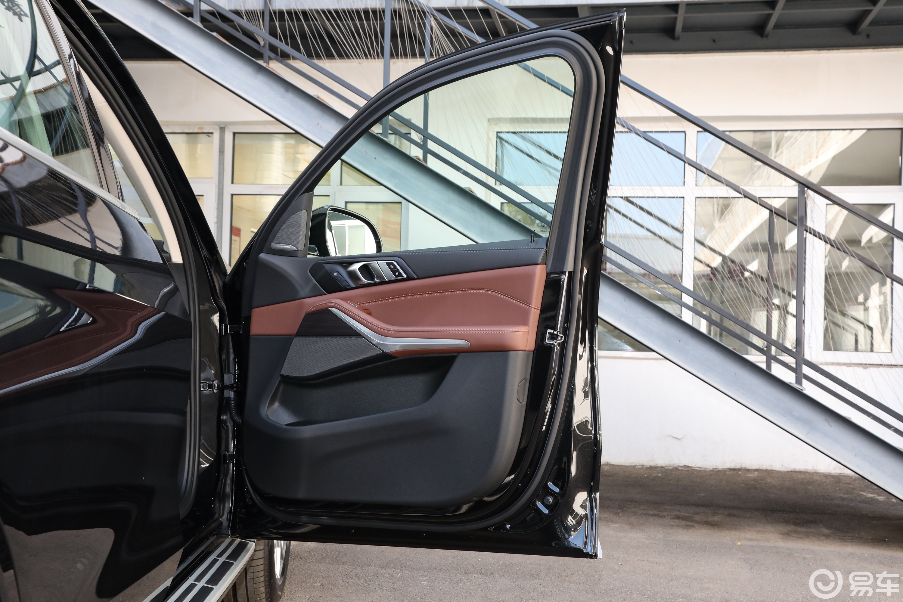【宝马X7改款 xDrive40i 领先型 豪华套装副驾驶员车门图片-汽车图片大全】-易车