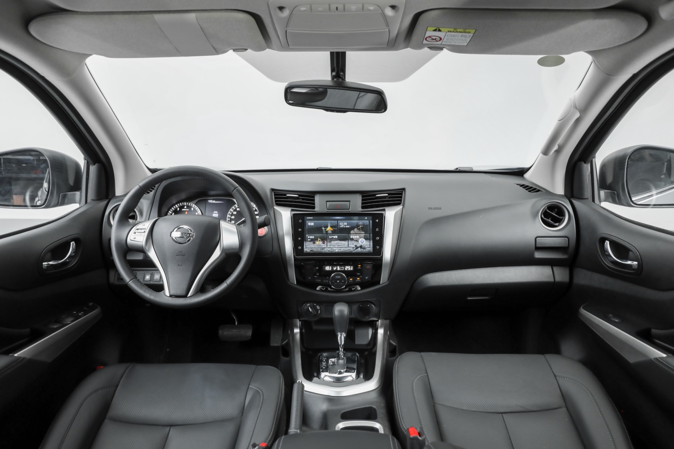 纳瓦拉越野版 2.5l 自动四驱尊贵型内饰全景正拍