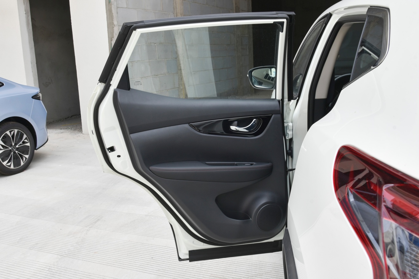 逍客经典款 2.0l xv 舒适版驾驶员侧后车门