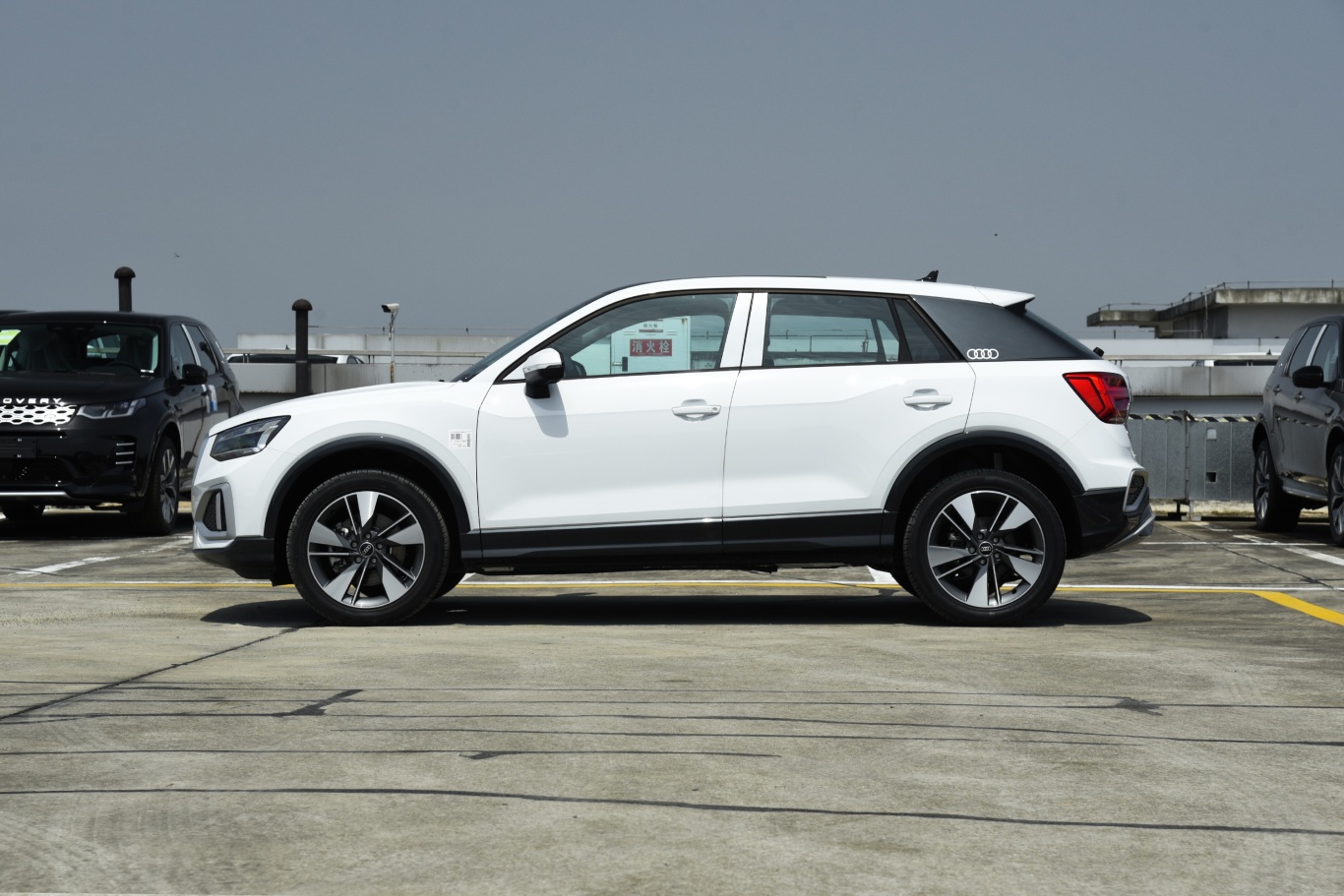 奥迪q2l35 tfsi 时尚致雅型正侧车头向左水平