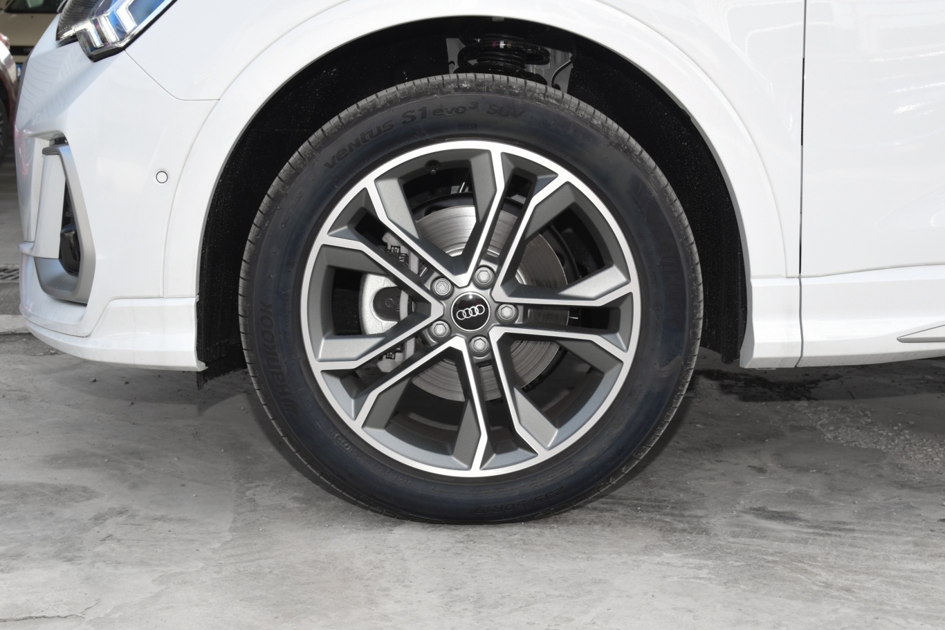 奥迪q340 tfsi 时尚动感型前轮毂造型