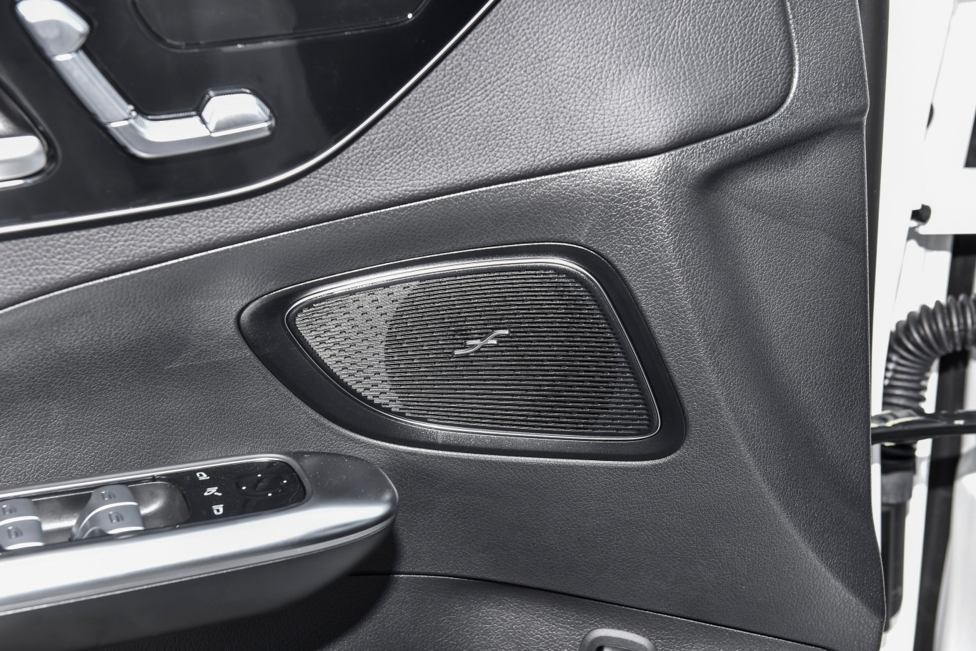 奔驰c级改款二 c 260 l 4matic 运动版音响和品牌