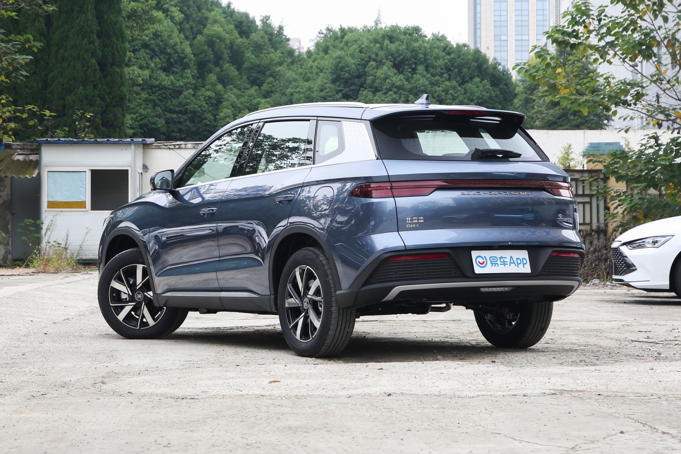 【宋Pro新能源DM-i 冠军版 1.5L 71km 领航型侧后45度车头向左水平图片-汽车图片大全】-易车