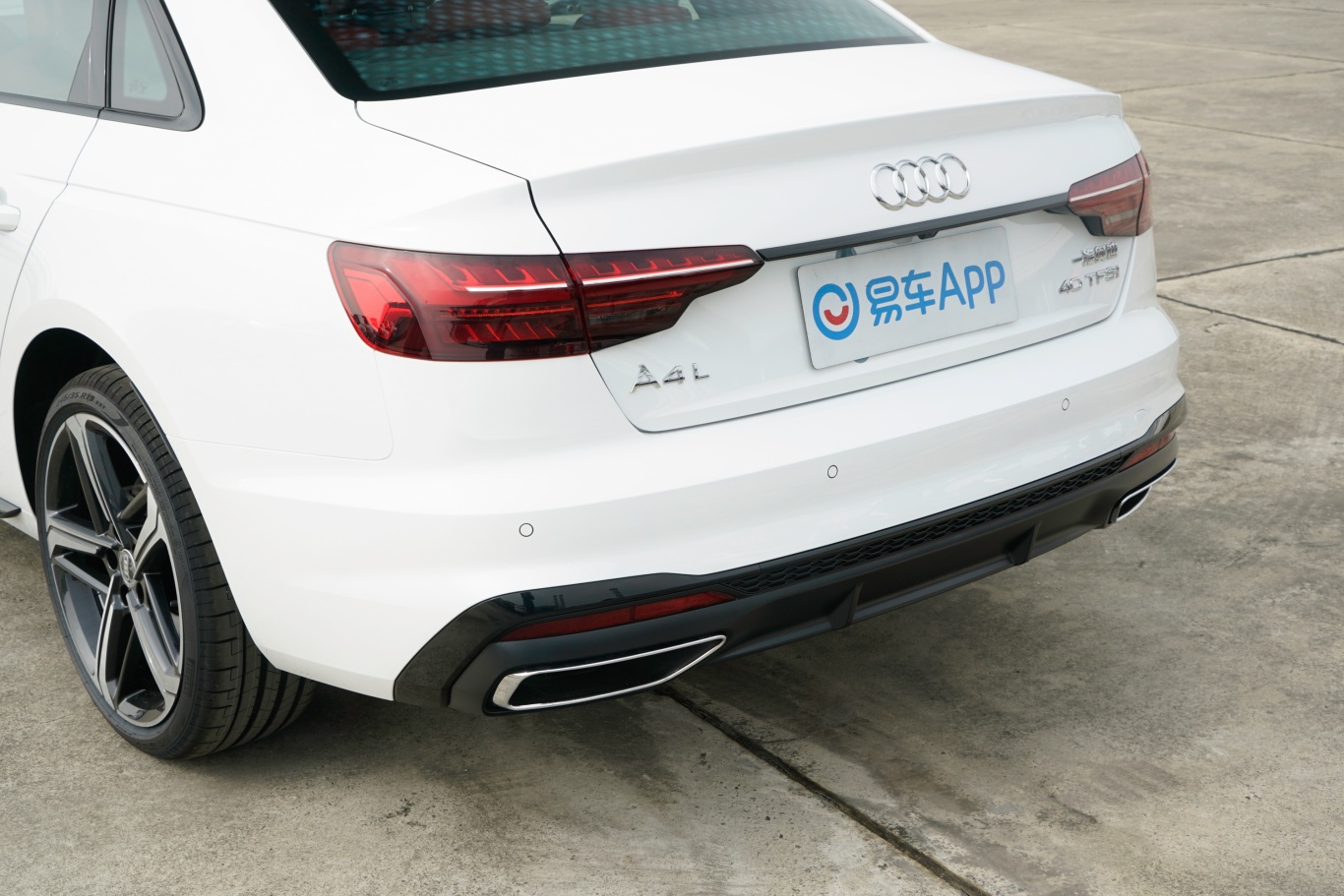 奥迪a4l40 tfsi 豪华动感型车尾特写