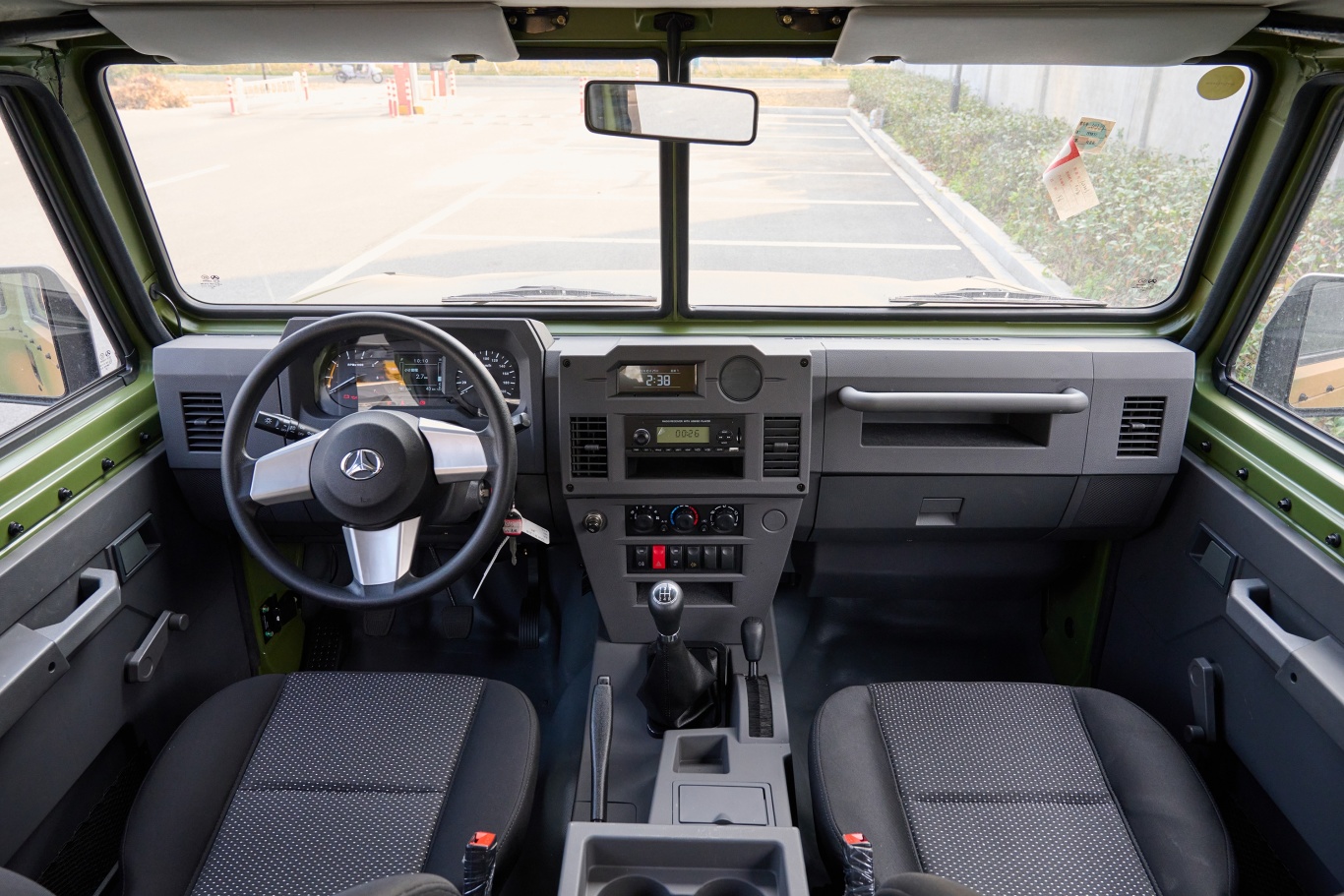 勇士皮卡连体 双排 2.4t 手动 3035轴距 柴油 国vi内饰全景正拍