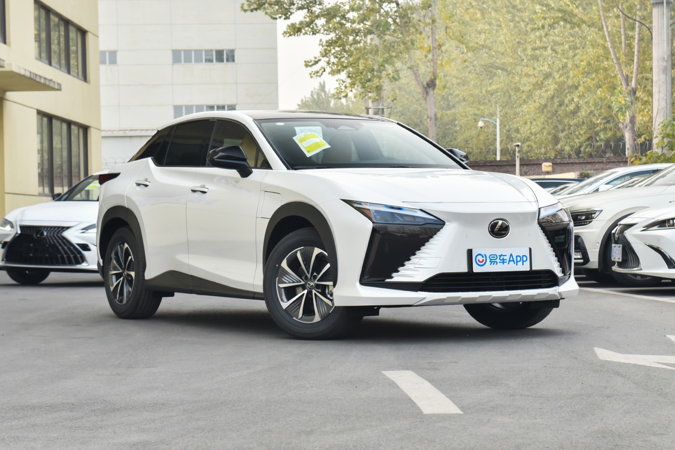 【雷克萨斯RZ300e 长续航纵享版侧前45度车头向右水平图片-汽车图片大全】-易车