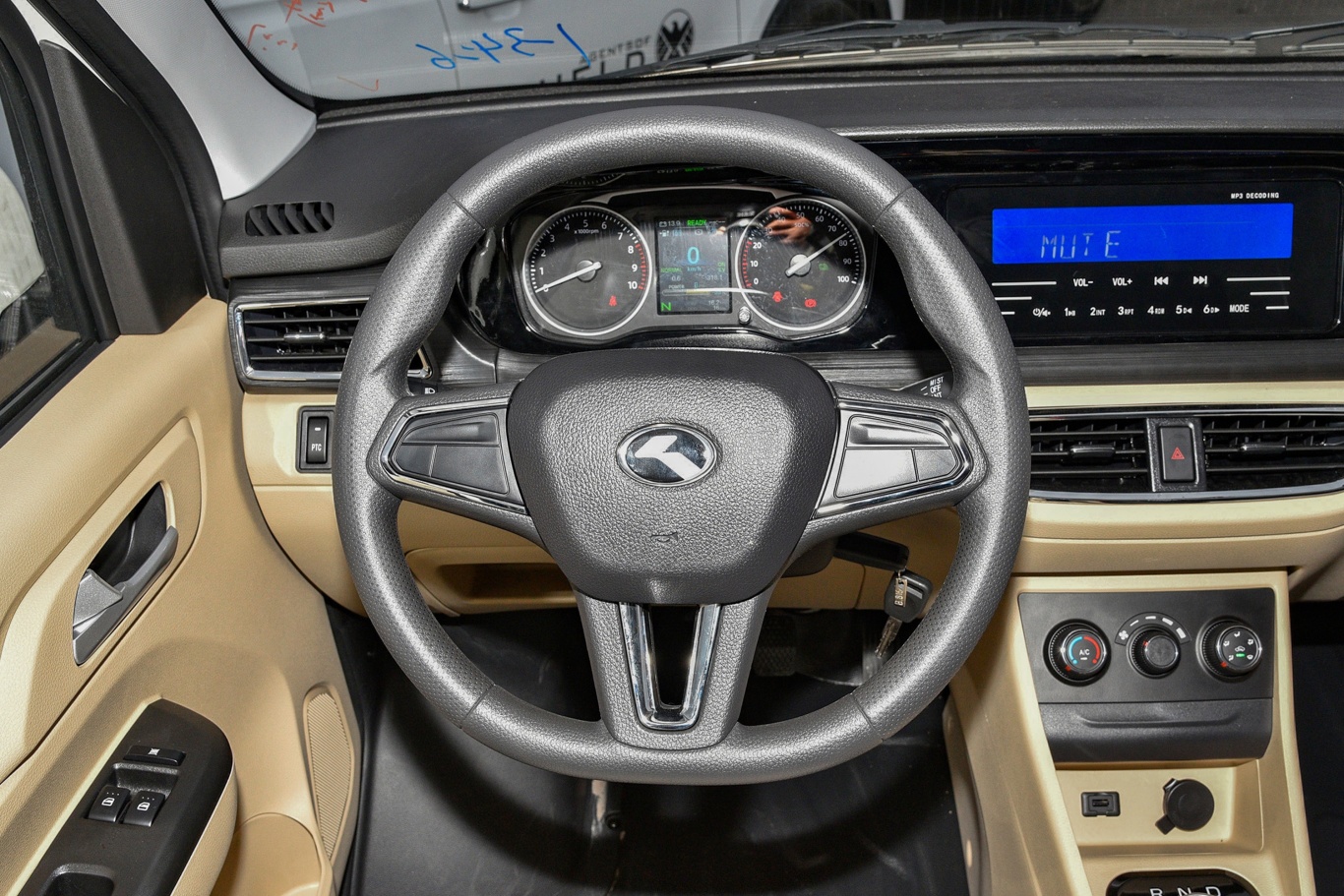 金龙龙耀6s238km 厢式车方向盘