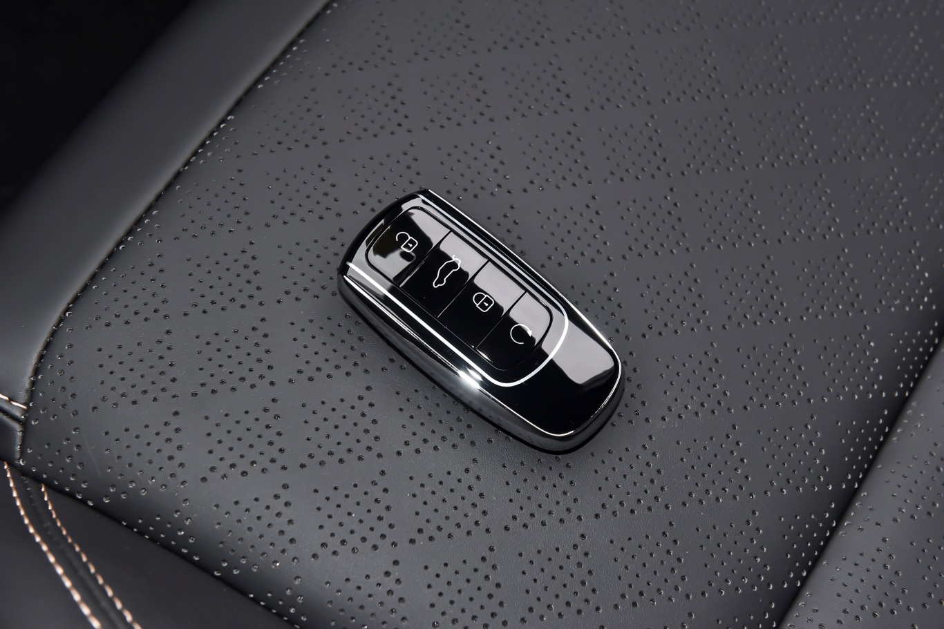 瑞虎8改款 1.5t 双离合新动版 7座钥匙正面