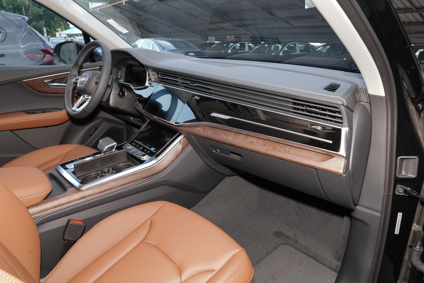 奥迪q755 tfsi quattro s line运动型 7座内饰全景副驾方向