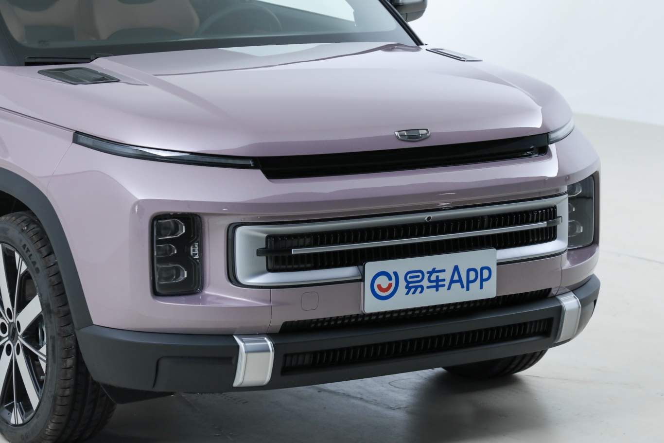 吉利icon玲珑 1.5t 双离合如意版前格栅侧俯拍