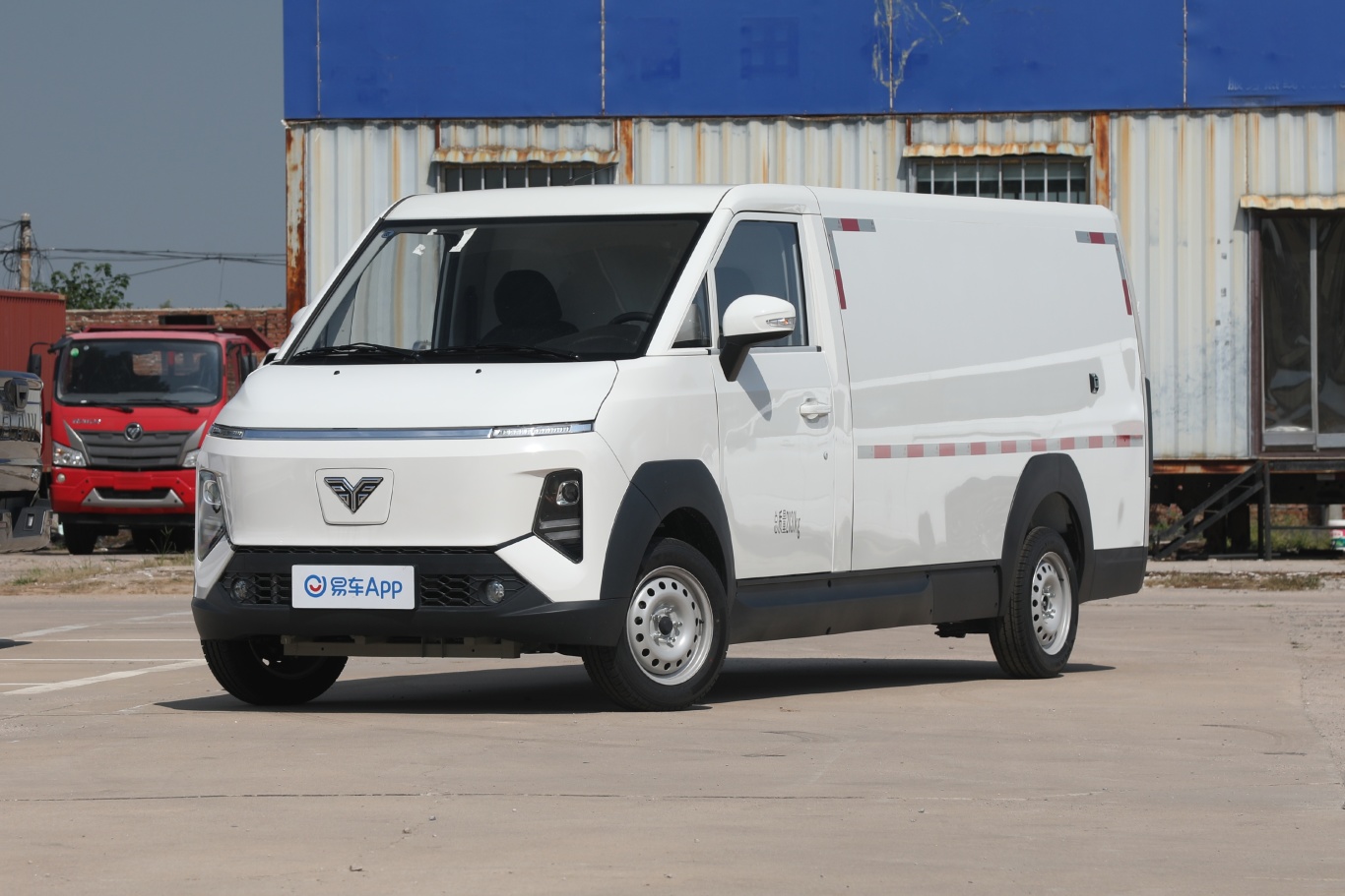 雷驰·信v70270km 厢式车侧前45度车头向左水平