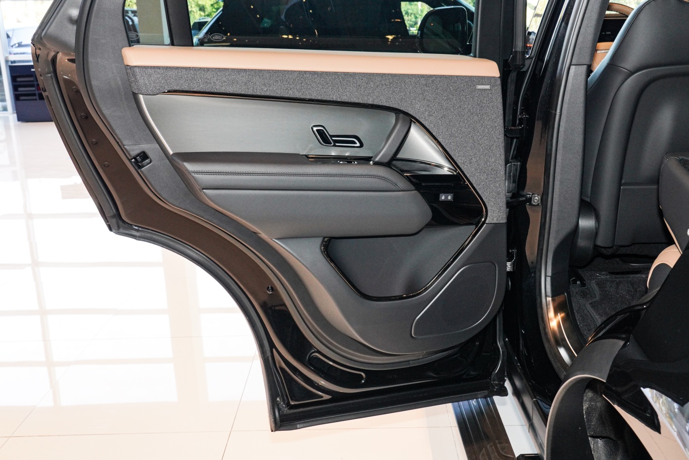 揽胜运动版3.0t dynamic se后排功能