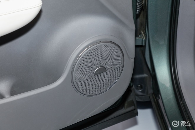 红旗HS6 PHEV内饰亮相 采用副驾双连屏设计