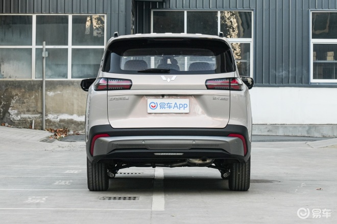 五菱星光家族首款硬派SUV预告图 将于12月9日正式发布