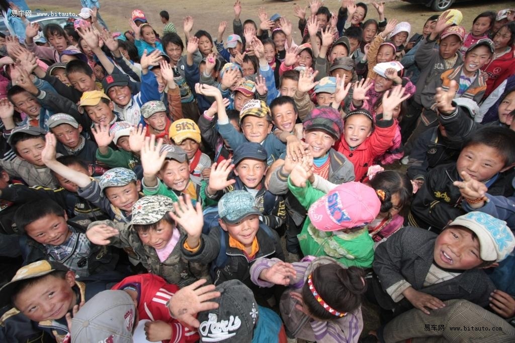 玉树孩子纯洁的笑脸