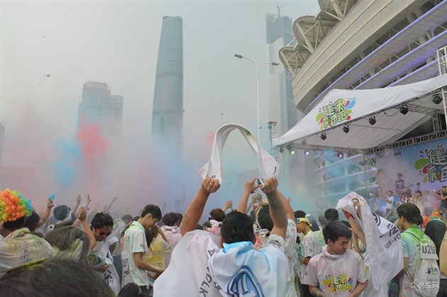 彩色跑即将开跑,在舞台区域,主持人引领着伙伴火辣热身并鼓舞士气.
