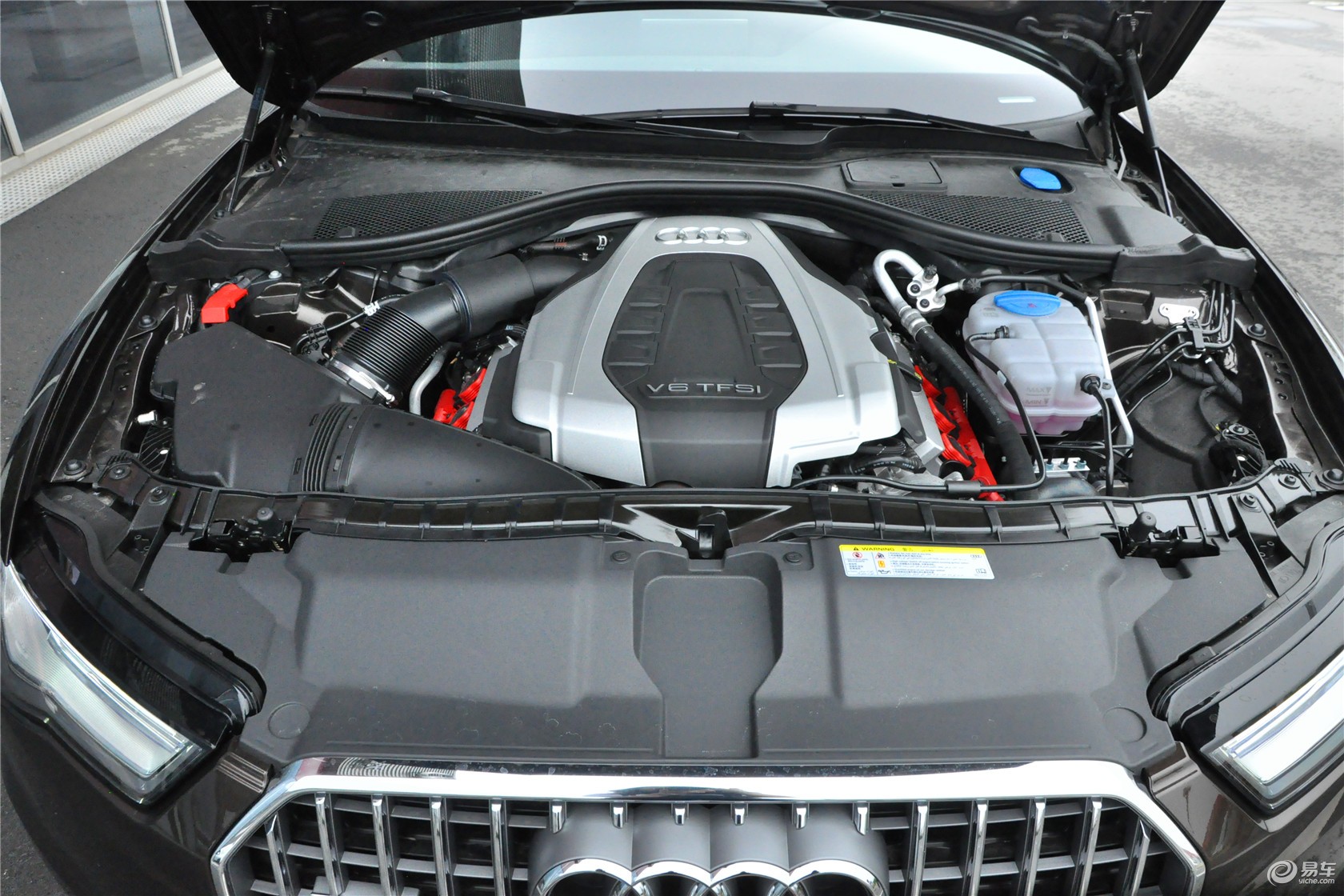 最大输出功率245kw,峰值扭矩为440nm,与这款强劲发动机相匹配的是奥迪