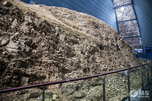 这就是当年最初发现古生物化石的岩层遗址,如今表面已被风化.