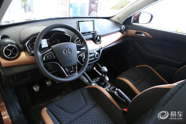 内饰方面,同样出于北汽,奔驰的设计风格就更加的明显.