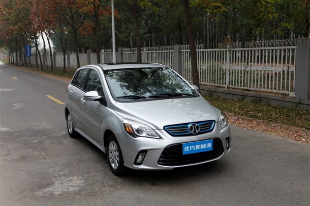 进气格栅等部分做了全新设计,同时增加了蓝色装饰条以彰显其电动车的