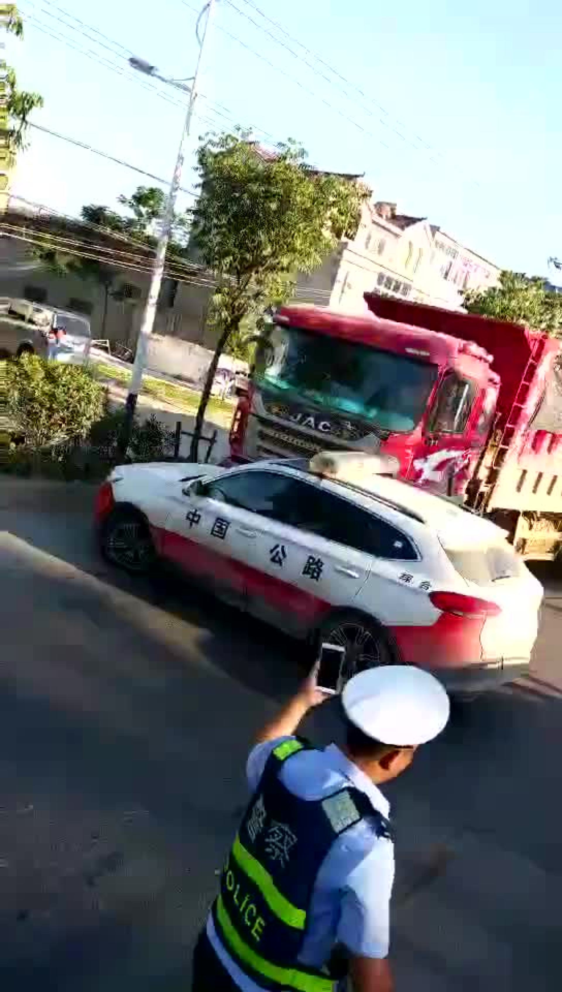 渣土車頂著路政車狂奔